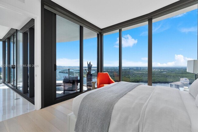 Building Photo - 15701 Collins Ave