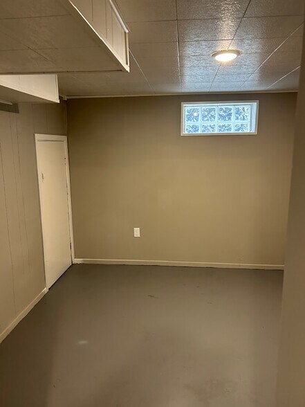 Building Photo - 6461 Almont Dr