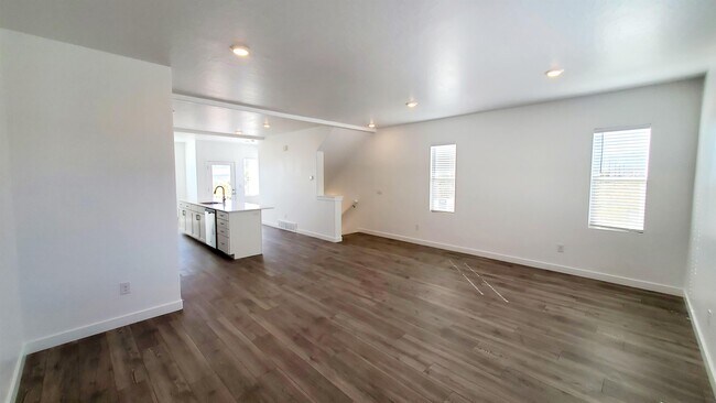 Building Photo - 1043 E Batten Ct