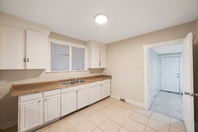 Building Photo - REDUCED  $25 App Fee  3bdrm/1bath home with large yard ** Section 8 OK *** $1795.00**