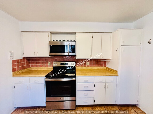 Building Photo - 2712 N Cloverland Ave