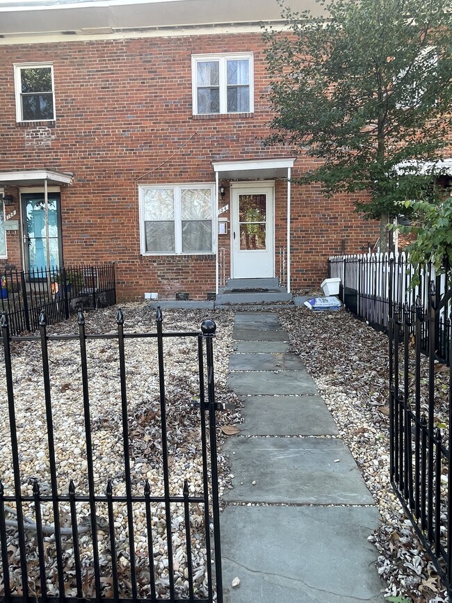 Fence enclosed front yard - 124 Dale St