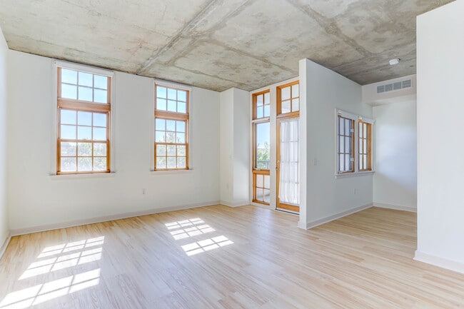 Building Photo - 275 S Harrison St