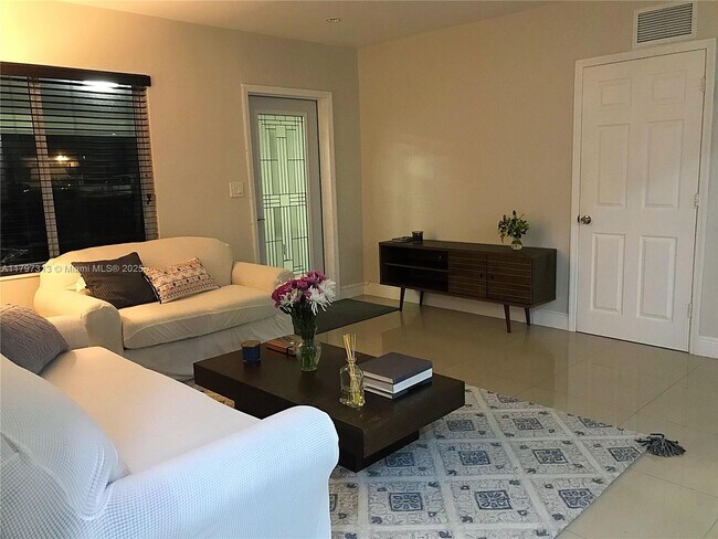 Building Photo - 2155 Biarritz Dr