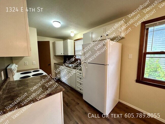 Building Photo - 1324 E 4th St