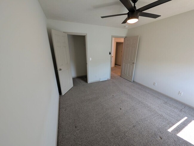 Building Photo - 5011 Clearwater Dr