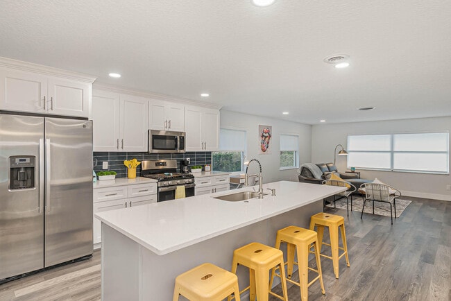 Building Photo - 320 Jamaica Dr