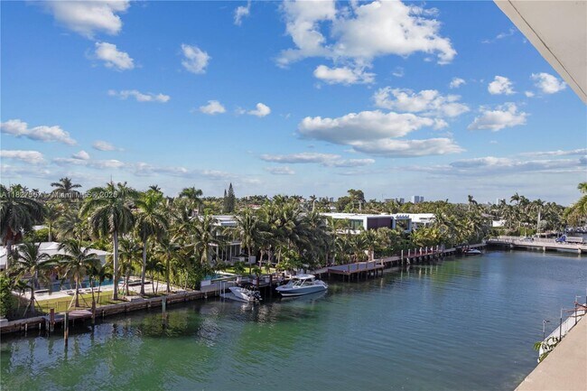Building Photo - 9440 W Bay Harbor Dr