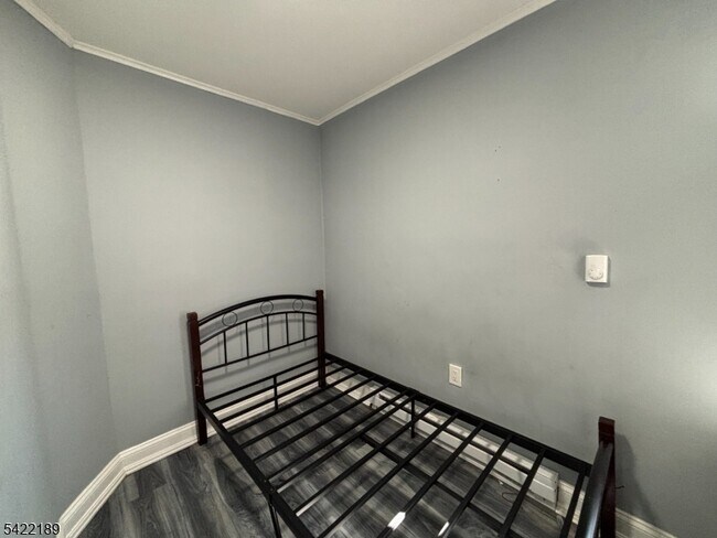 Building Photo - 516 E Jersey St