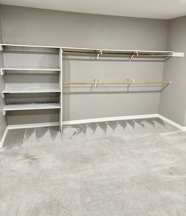 Building Photo - 2 Bed / 2 Bath updated Mercer Island condo $2,945/mo