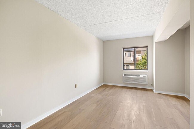 Building Photo - 200 Lombard St