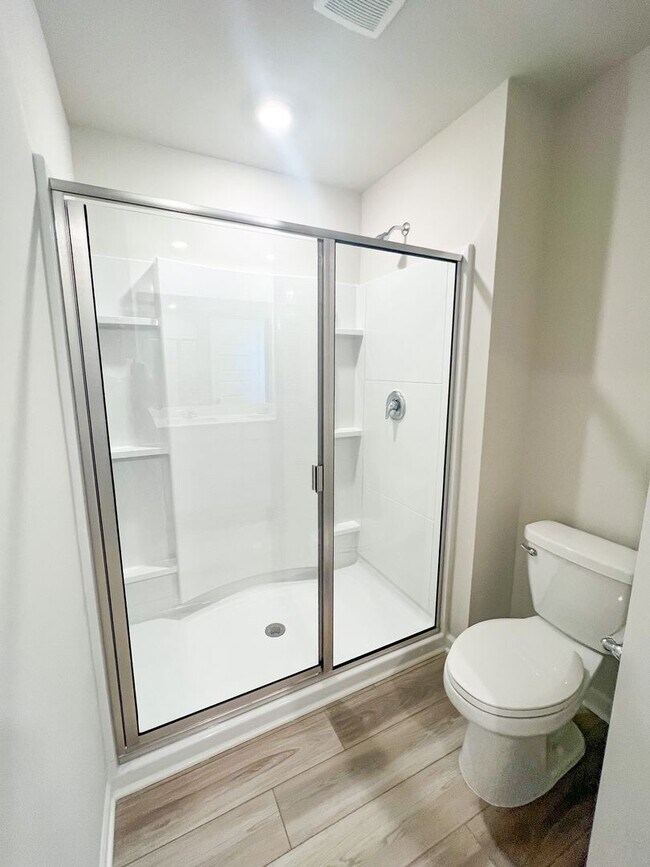 Building Photo - 4 Bedroom 2.5 Bathroom Home
