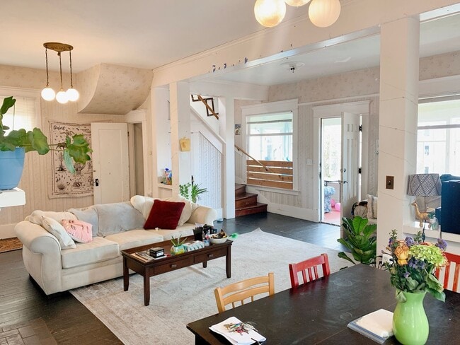 Building Photo - PRELEASING: Classic N Garden 6 bdrm/3 bath near WWU North Campus