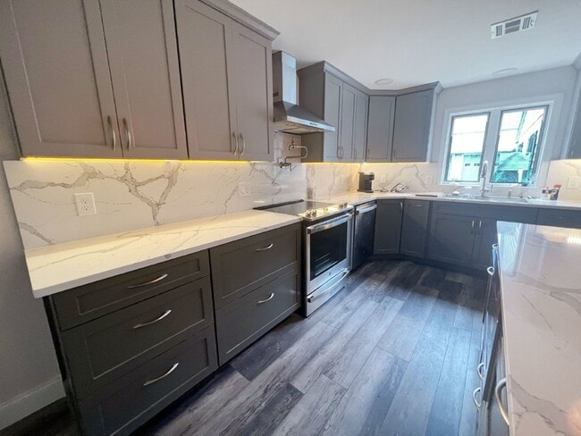 Building Photo - Gorgeous and newly renovated townhouse-sty...