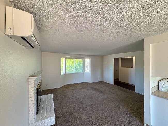 Building Photo - 3 Bedroom Duplex off Gilham Rd.