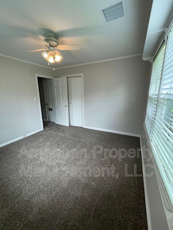 Building Photo - 718 N Gary Pl