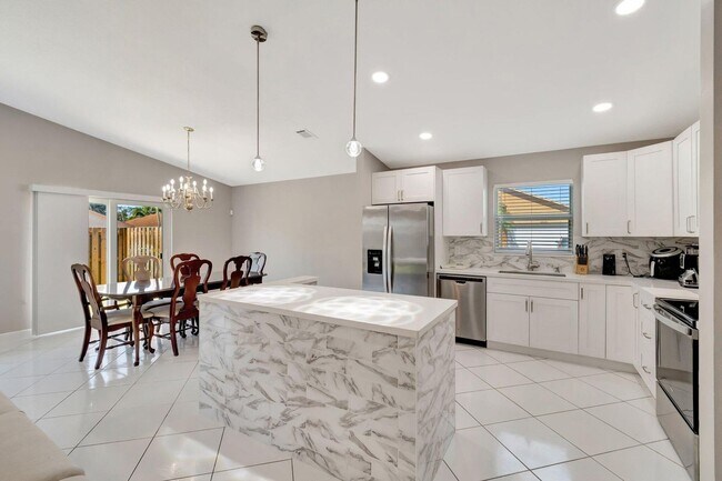 Building Photo - Waterway Cove