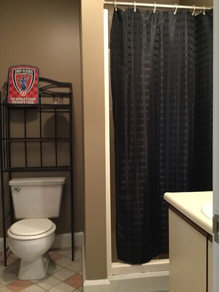 2nd Bath - 714 Buchanan St