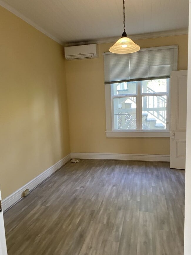 Building Photo - w2152k