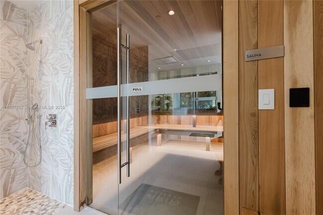 Building Photo - 700 NE 24th St