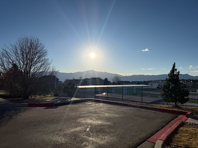 Building Photo - Gorgeous 2 Bed 3 Bath Townhome Right off the Powers Corridor!!