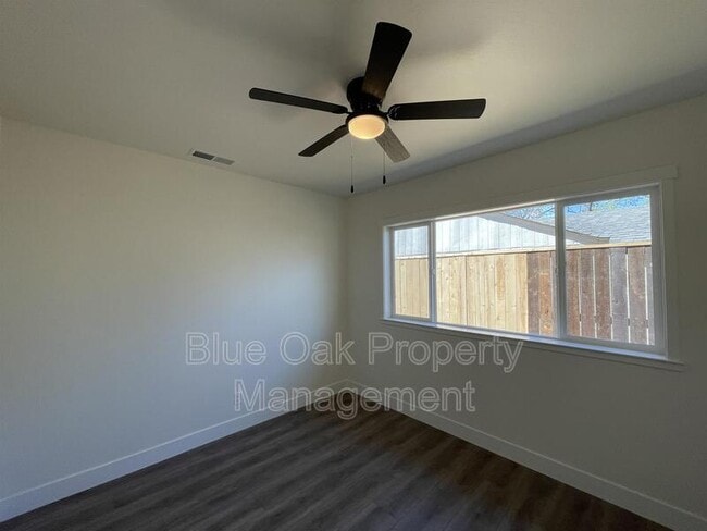 Building Photo - 266 E 6th Ave