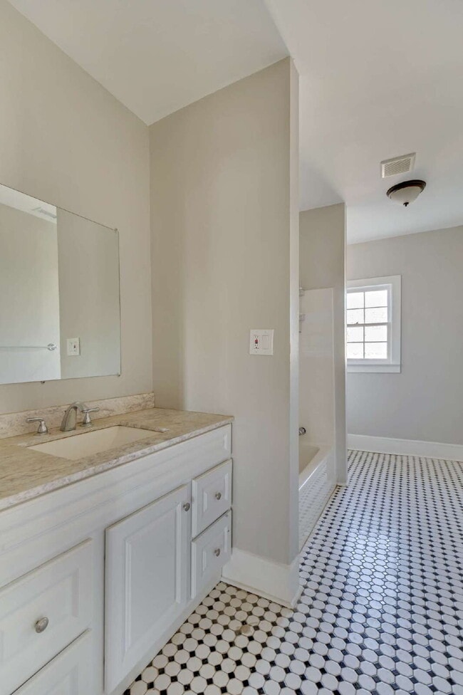 Building Photo - Charming Downtown Savannah Rental Property