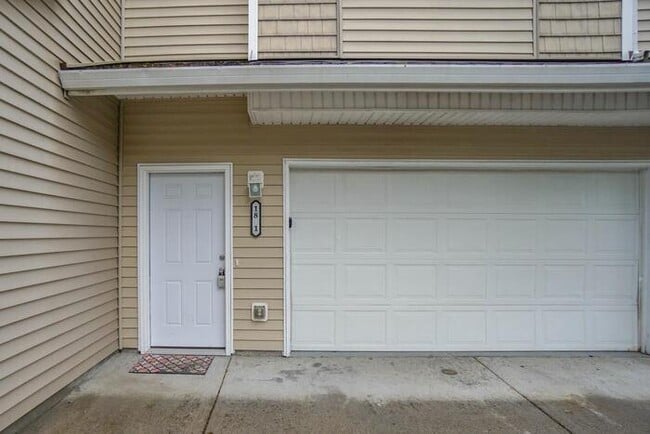 Building Photo - THREE BEDROOM TOWNHOUSE