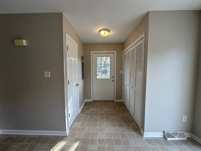 Building Photo - New Carpet and Fresh Paint!