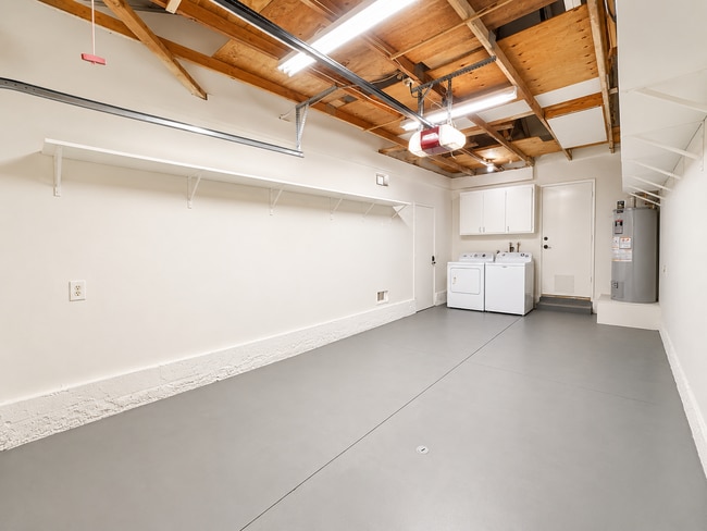 Building Photo - Beautiful 2 Bedroom Condo with fresh paint, flooring for Rent