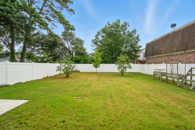 Building Photo - 9608 7th Bay St