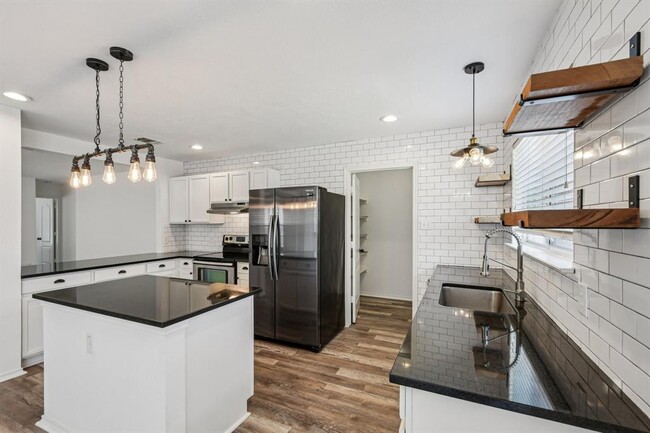 Building Photo - 209 Cottontail Dr