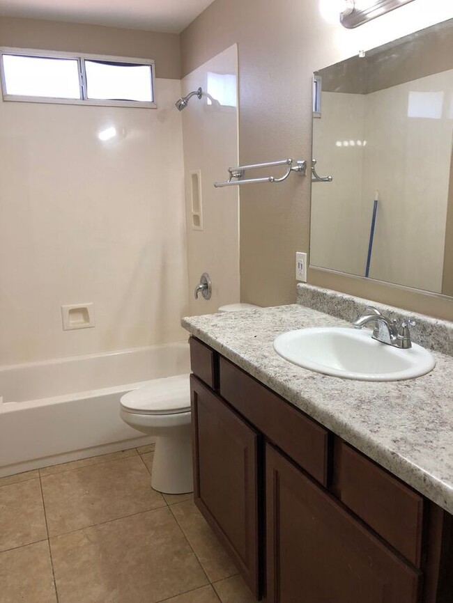Building Photo - COMING SOON! Spacious 3 Bed 1 Bath Home in...