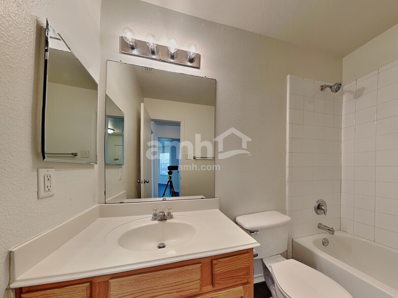 Building Photo - 9421 Pastime Ct