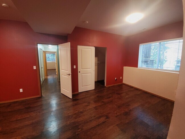 Building Photo - Spacious 3 Bedroom Home with Garage