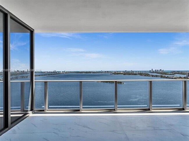 Building Photo - 700 NE 24th St