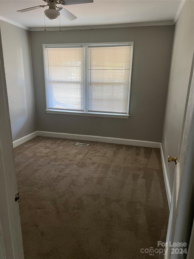 Building Photo - 543 Woodlawn Dr