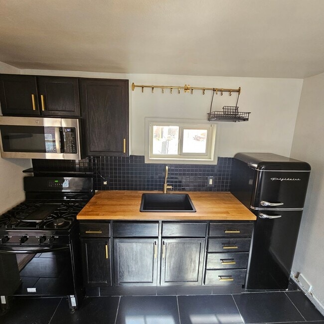 Building Photo - Home For Rent