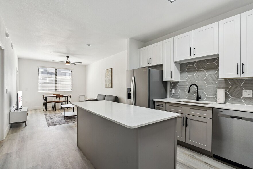 Building Photo - 6610 N 93rd Ave
