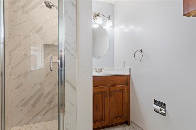 Building Photo - Perfect Family Home! 5 Beds, 3 Baths in Pl...