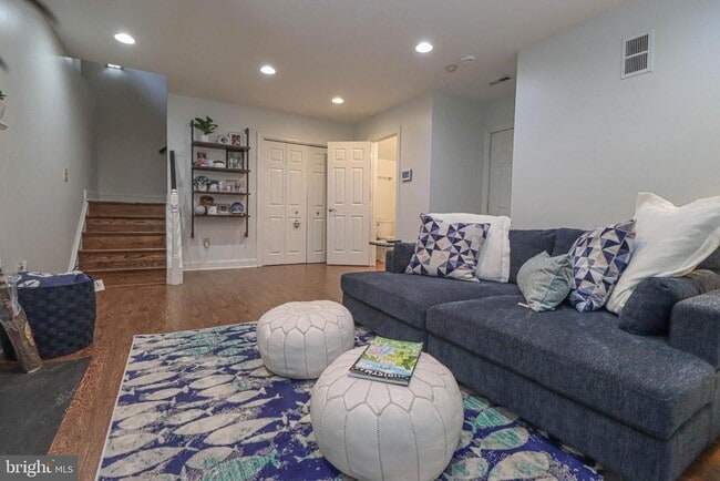 Building Photo - 1596 N Colonial Terrace