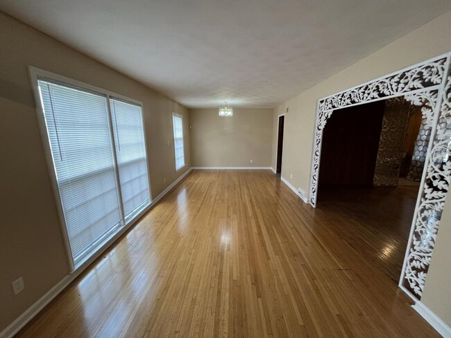 Building Photo - 2870 Dumbarton Oaks Dr