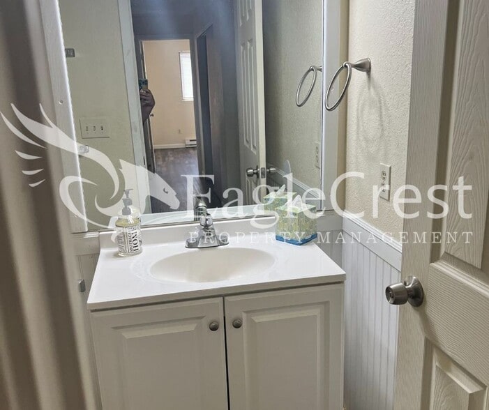 Building Photo - 320NEC