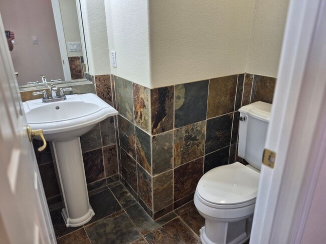 Building Photo - Beautiful 4 bedroom 3.5 bath in Natomas Park