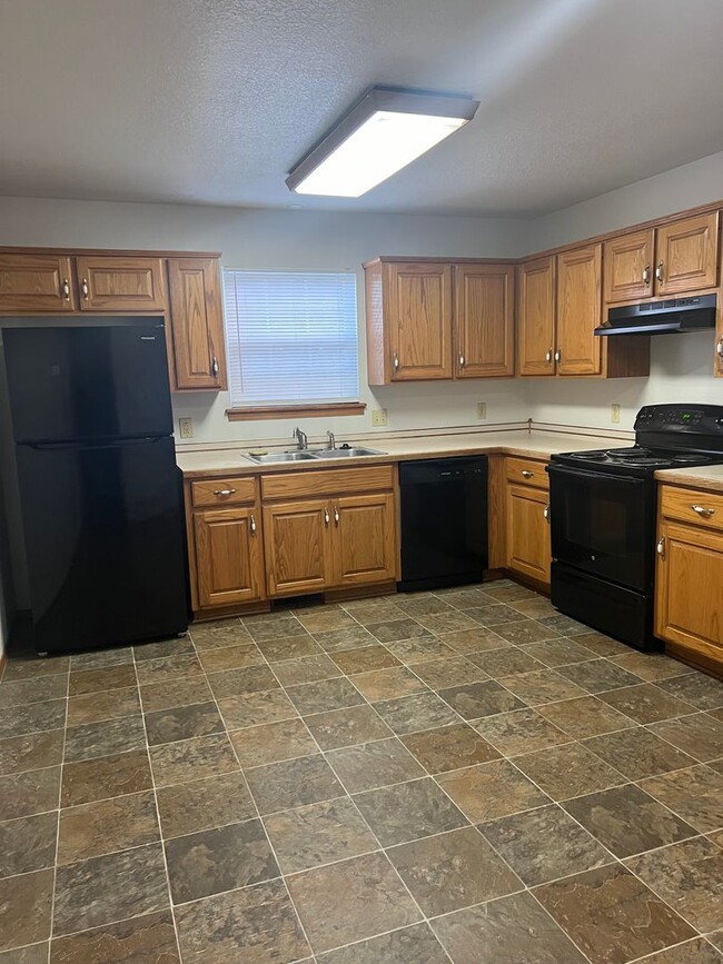 Building Photo - 3 Bedroom 2 bath Spacious Home in a quiet neighborhood!