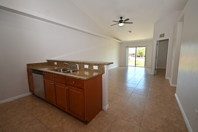 Building Photo - 613 SE 14th St