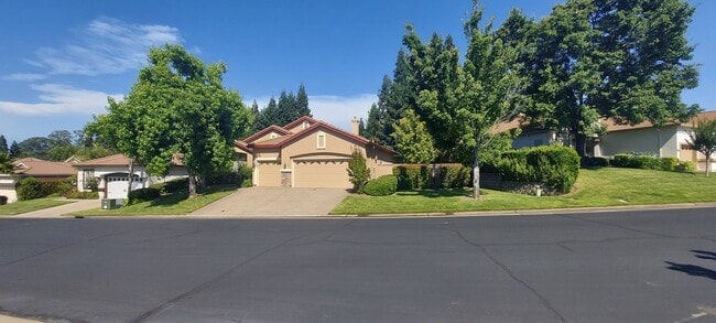 Building Photo - Gated: Single Story Heritage Oaks 3 Bedroom Plus Office/Den 3 Car Garage with lots of built in fo...