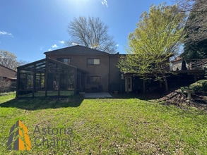 Building Photo - Spacious 5 Bedroom 3 Bath + Den Single Family Detached Home