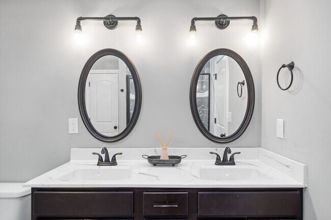 Building Photo - Country feel in the City.  Sharp 3 bed 2 bath.  Close to Fort Campbell.