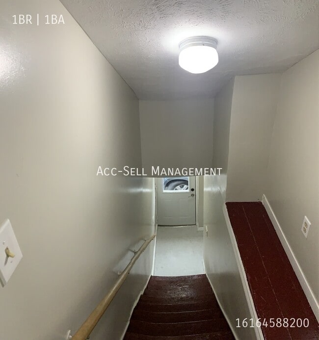 Building Photo - 104 Diamond Ave SE